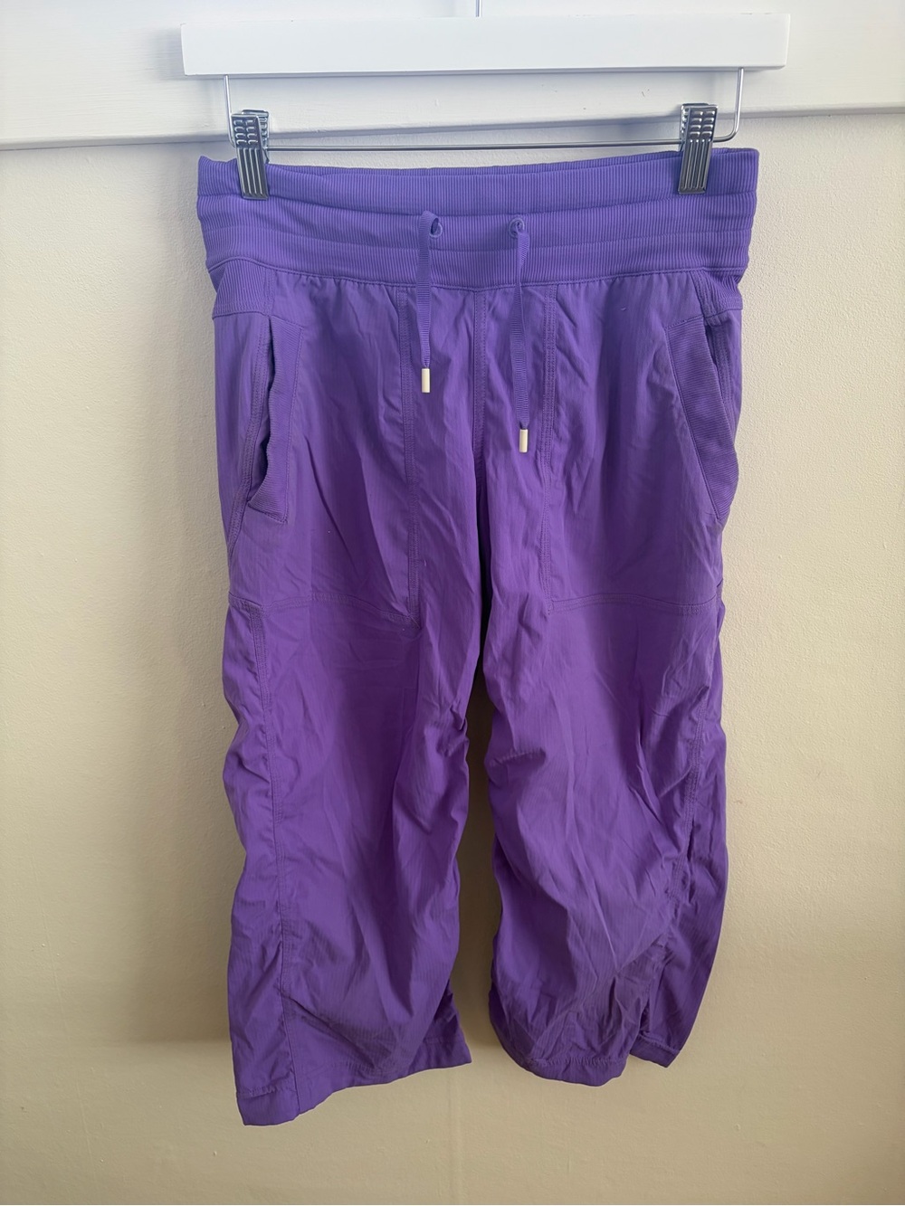 Purple capri Lululemon sweatpants with drawstring waist and pockets, size 4